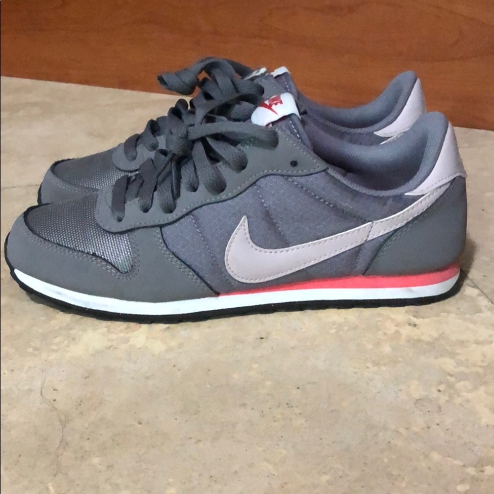 Nike Women's Genicco